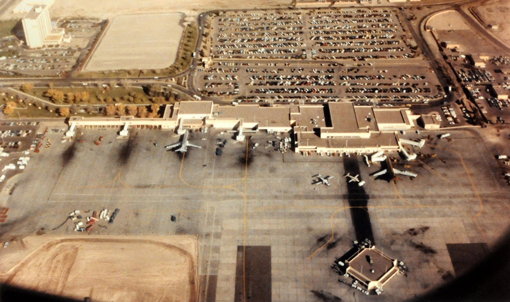 Albuquerque International Airport terminal in 1985 showing new gates with jetbridges on the west wing extension (left) and jetbridges at gates 1 and 2 (right).